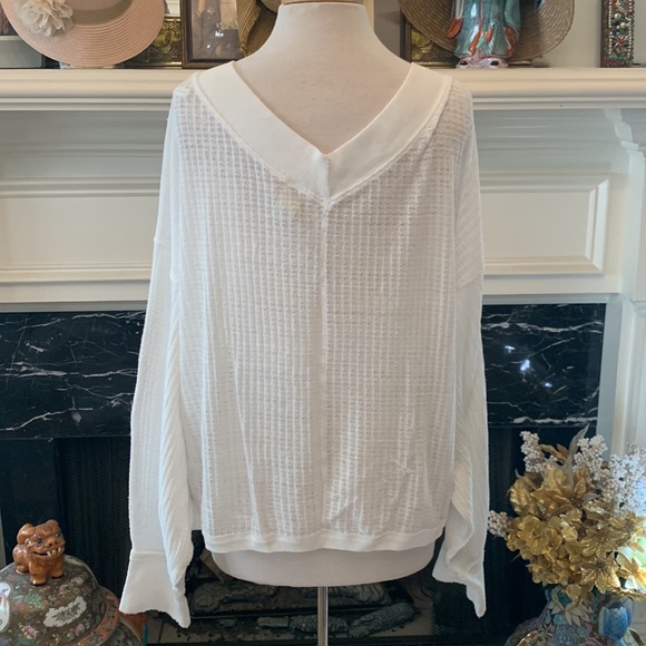 “Free People” amazing v-neck wide sleeve top - Picture 4 of 5